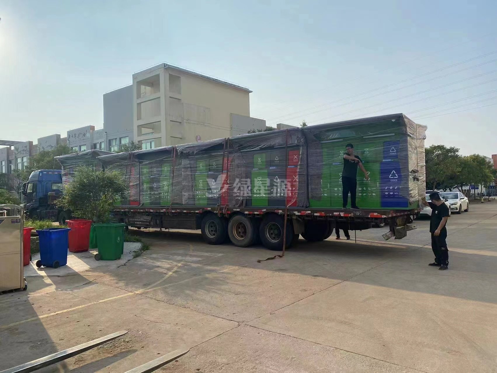 安徽垃圾分類智（zhì）能垃圾箱量產發（fā）貨配圖（tú）一